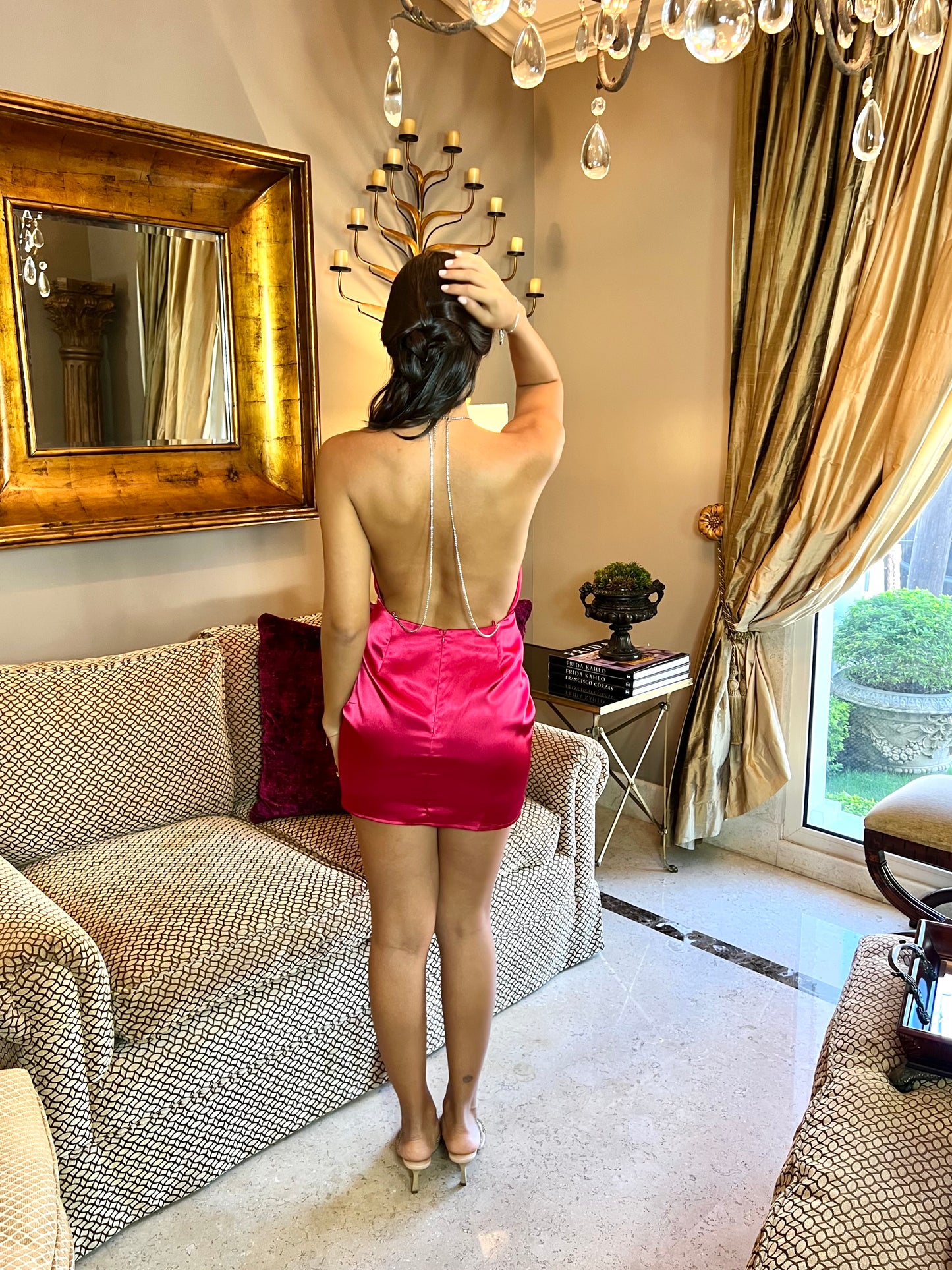 Vestido espalda descubierta con cadenas