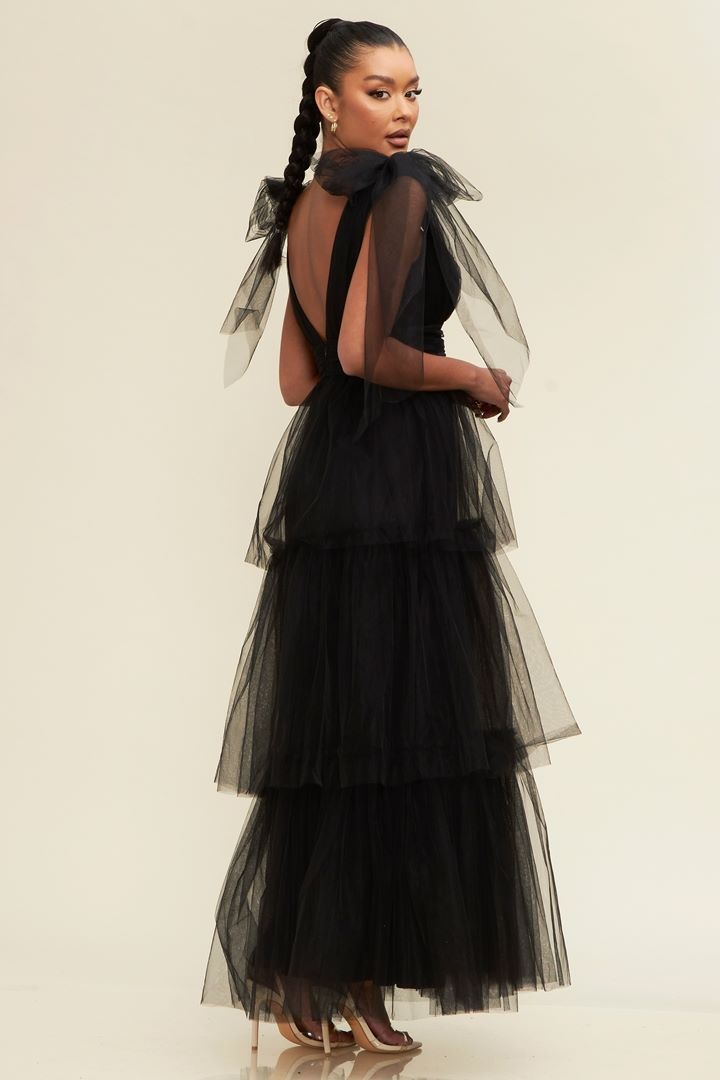 Vestido Negro capas y moños