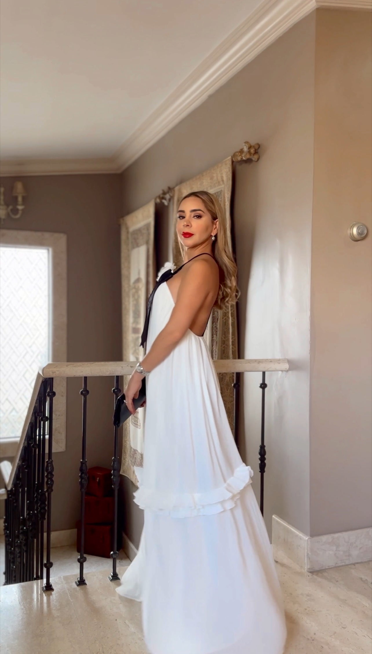 Vestido Blanco con Flor y Moño negro