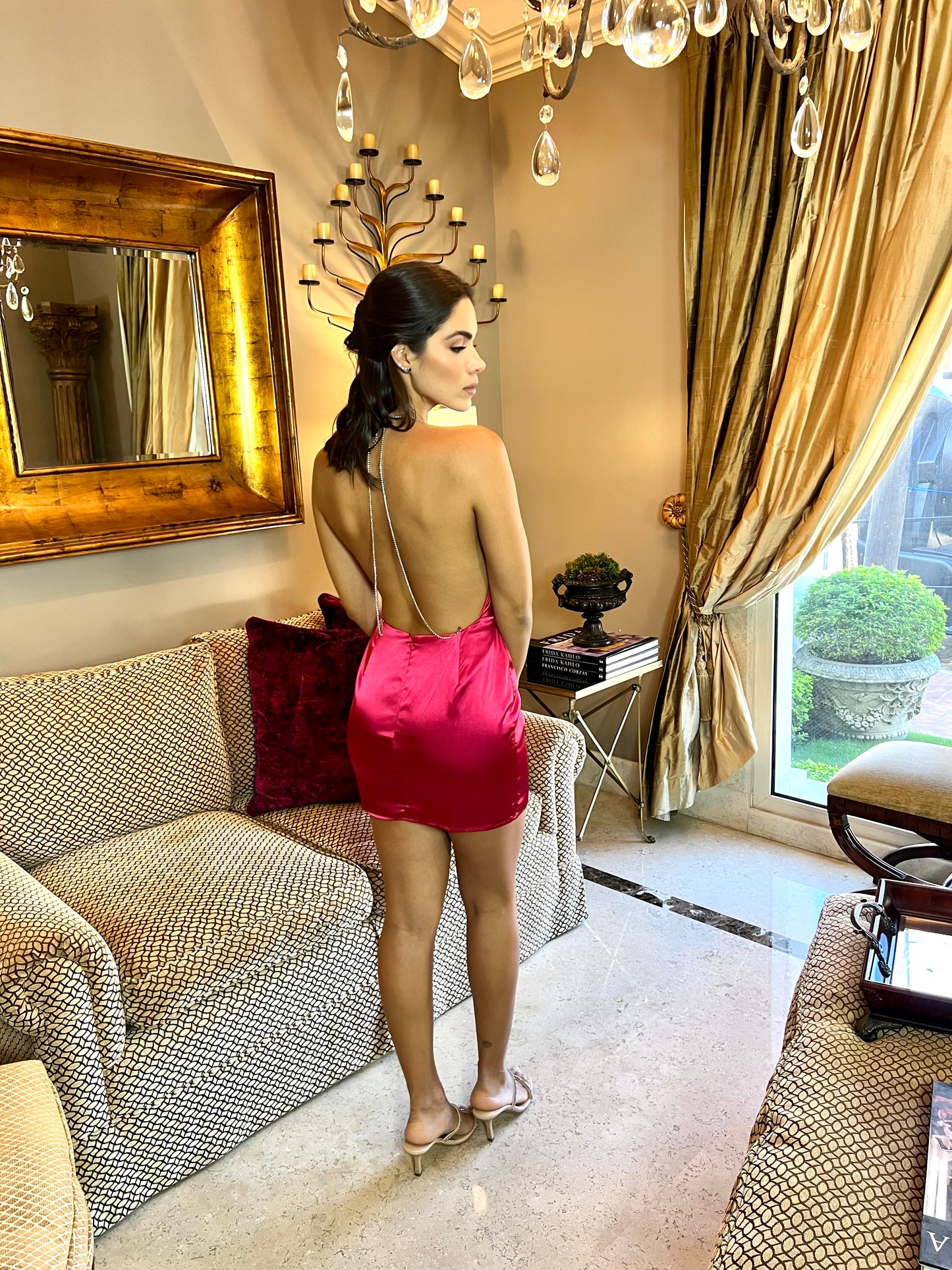 Vestido espalda descubierta con cadenas